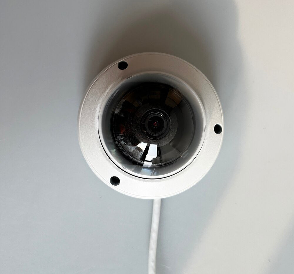 Telecamera di sicurezza Hikvision AcuSense da 4 MP con rilevamento di persone e veicoli